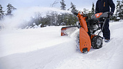 Снегоотбрасыватель Husqvarna ST 327 (двигатель Husqvarna 301 см³, 2-стадийный, эл. запуск, 69 см, LED фара, подогрев рукояток)